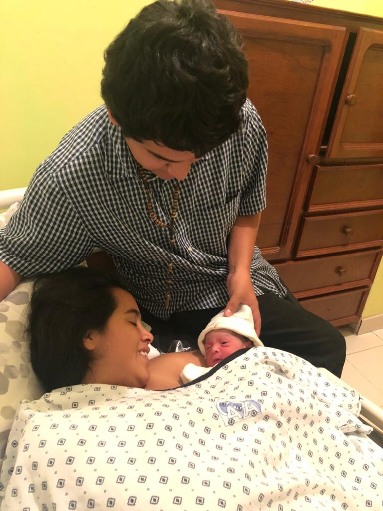Madre y bebé recién nacido acompañados en la Clínica de Maternidad