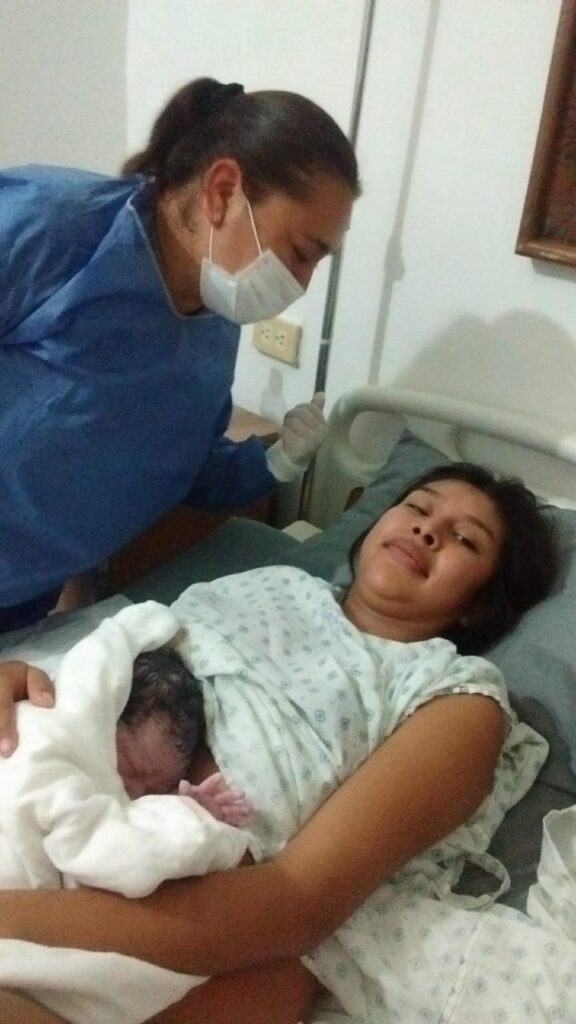 Norma con su partera tras el parto