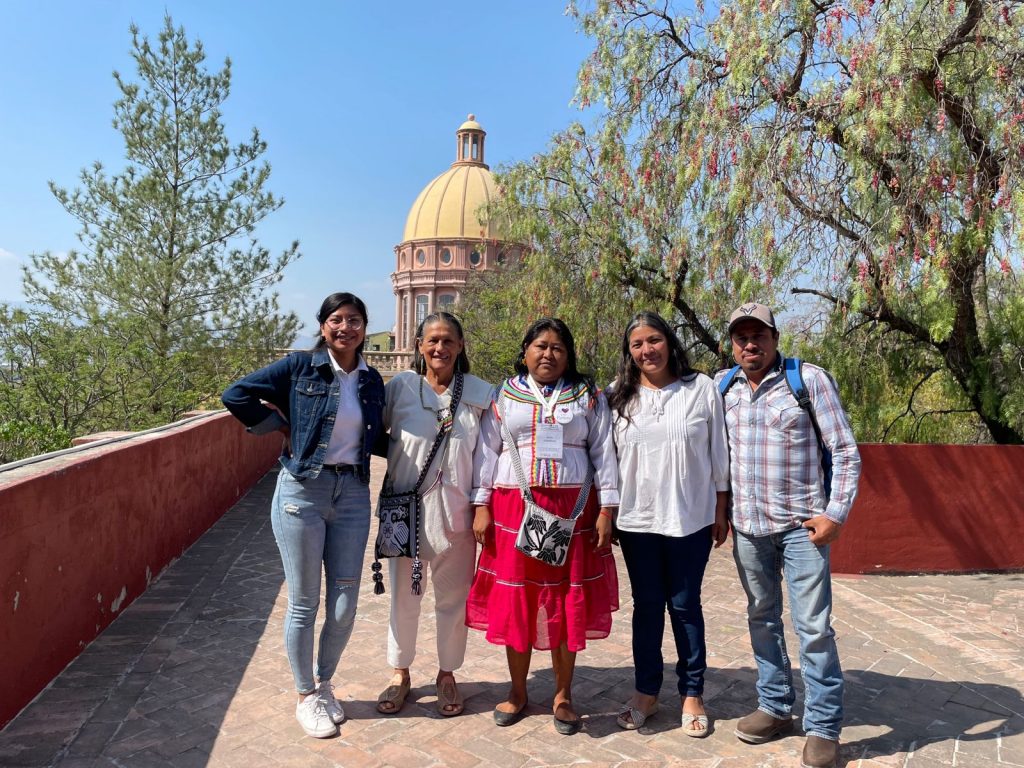 Equipo de CASA con la Parroquia al fondo
